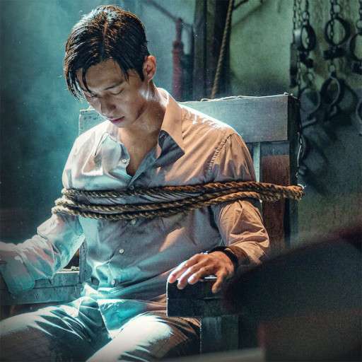 경성크리처의 장면 중 하나로 극 중 배우인 박서준님이 의자에 결박당해 있습니다.