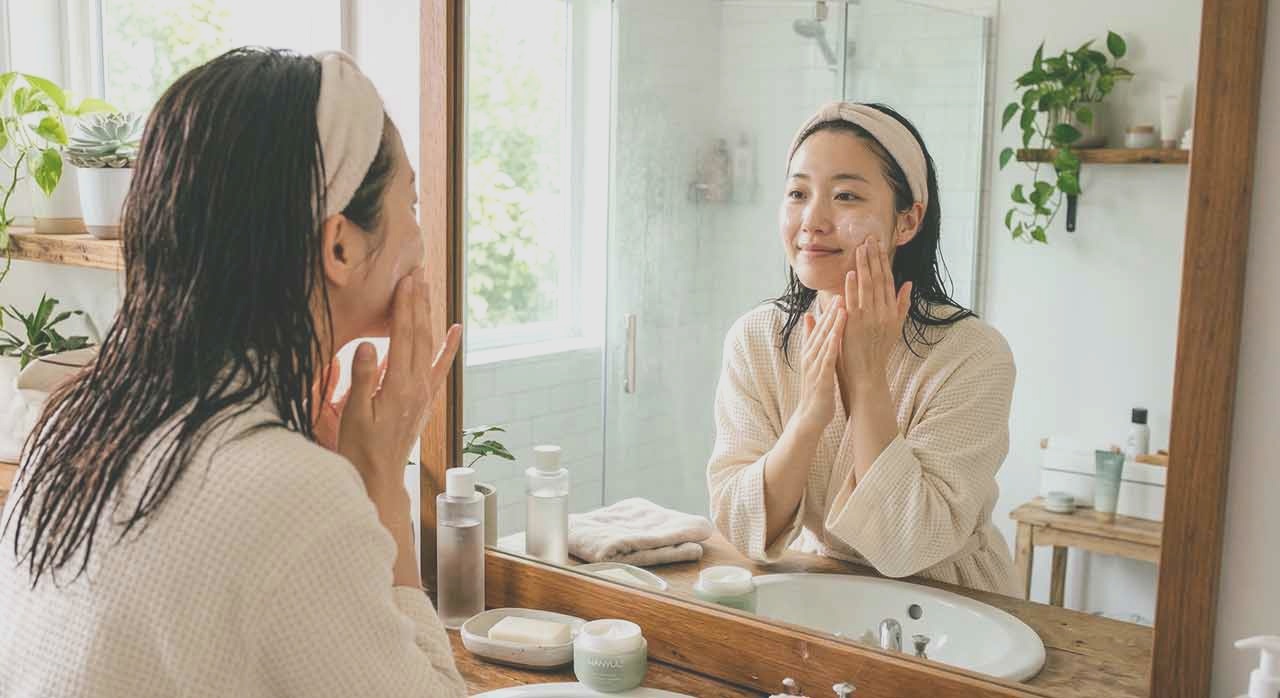 세안 후 충분한 보습은 피부 장벽과 탄력 유지에 도움이 된다. [ⓒ이달의건강]