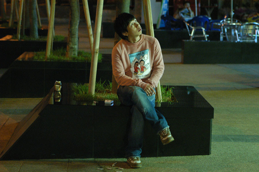 어딘가를 뚫어져라 쳐다보는 처량한 모습의 광태