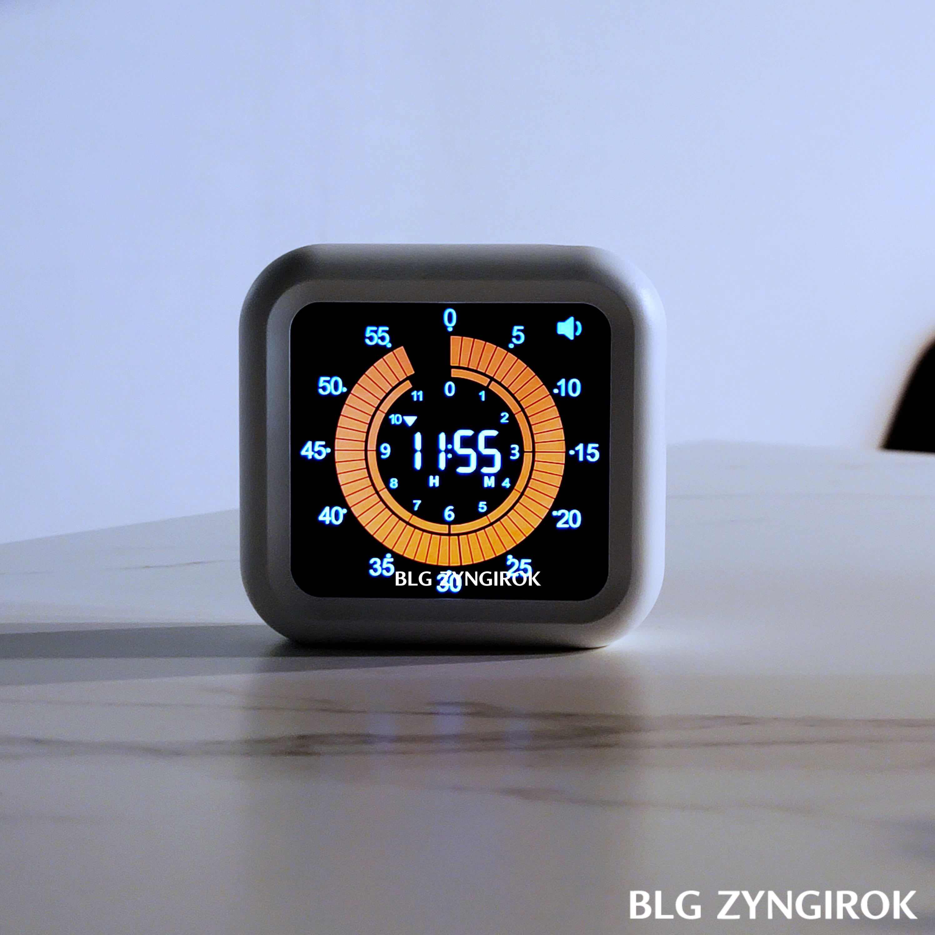 Ullty 타이머가 어두운 곳에 있는 모습이다.