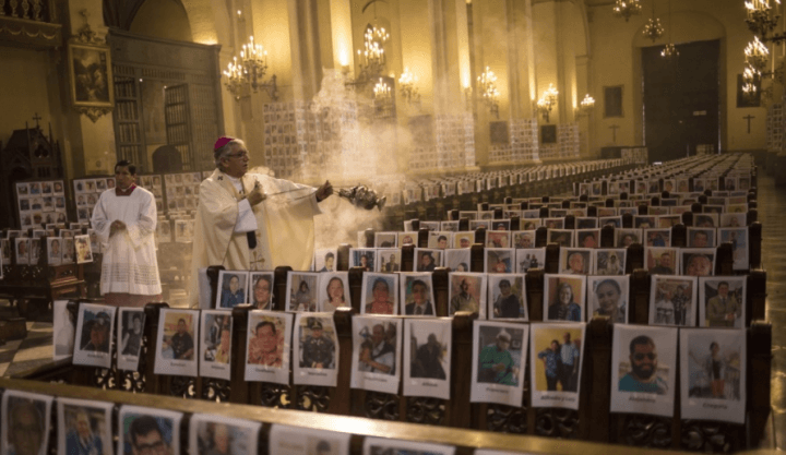 페루-코로나-장례식-성당-미사-신부들