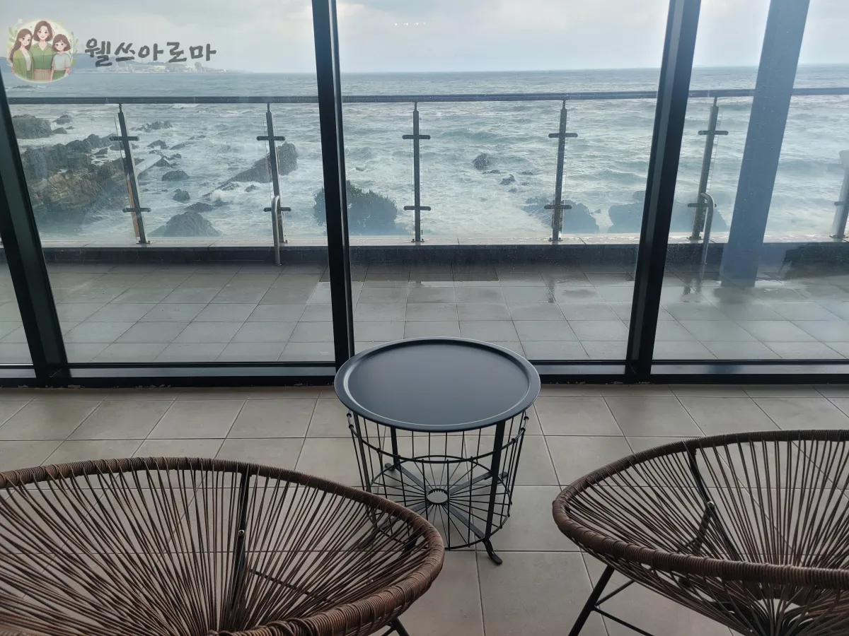 카페드메르-2층창가-바다뷰자리