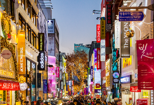 눈에 띄지 않으면 망한다: 새내기 약사 첫 약국, 외부 시선 사로잡는 인테리어와 라인업 전략