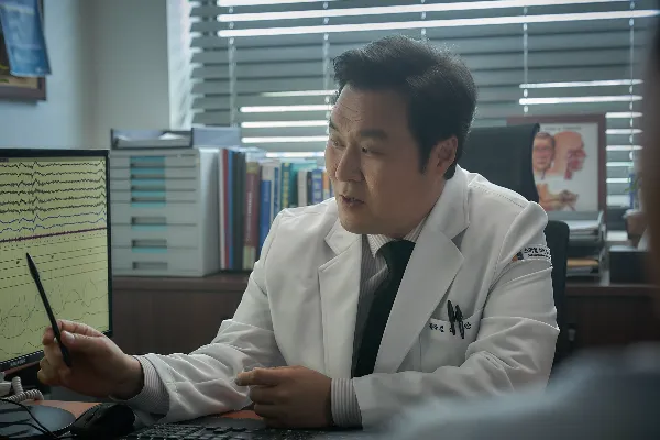 의사 역(윤경호)