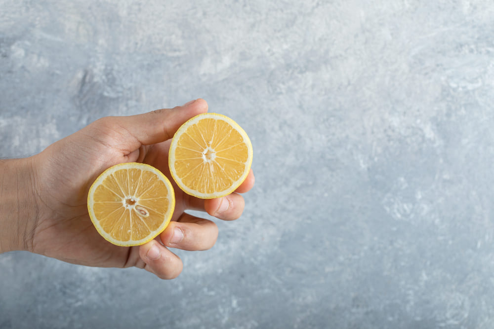 식초 이외에 레몬즙도 추천한다.