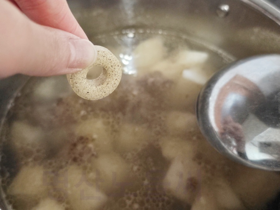 소고기뭇국 15분만에 끓이기위해 코인육수를 넣었다.