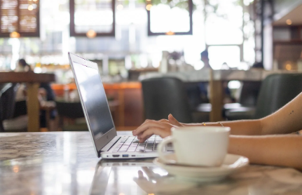 일하는 방식의 차이: 직장인 vs. 디지털 노마드