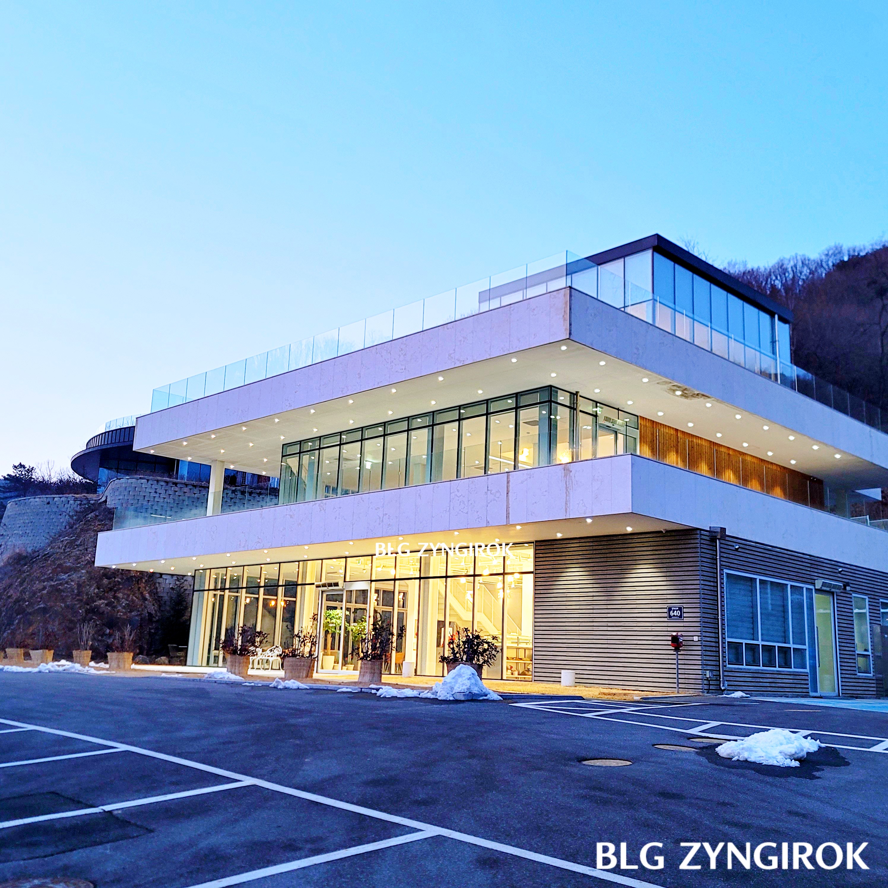 양주 카페 닛다 외관 - 건물 저녁 모습이다.