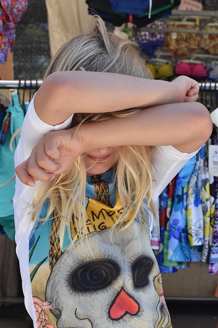 화가 나 얼굴을 가리고 우는 아이 사진