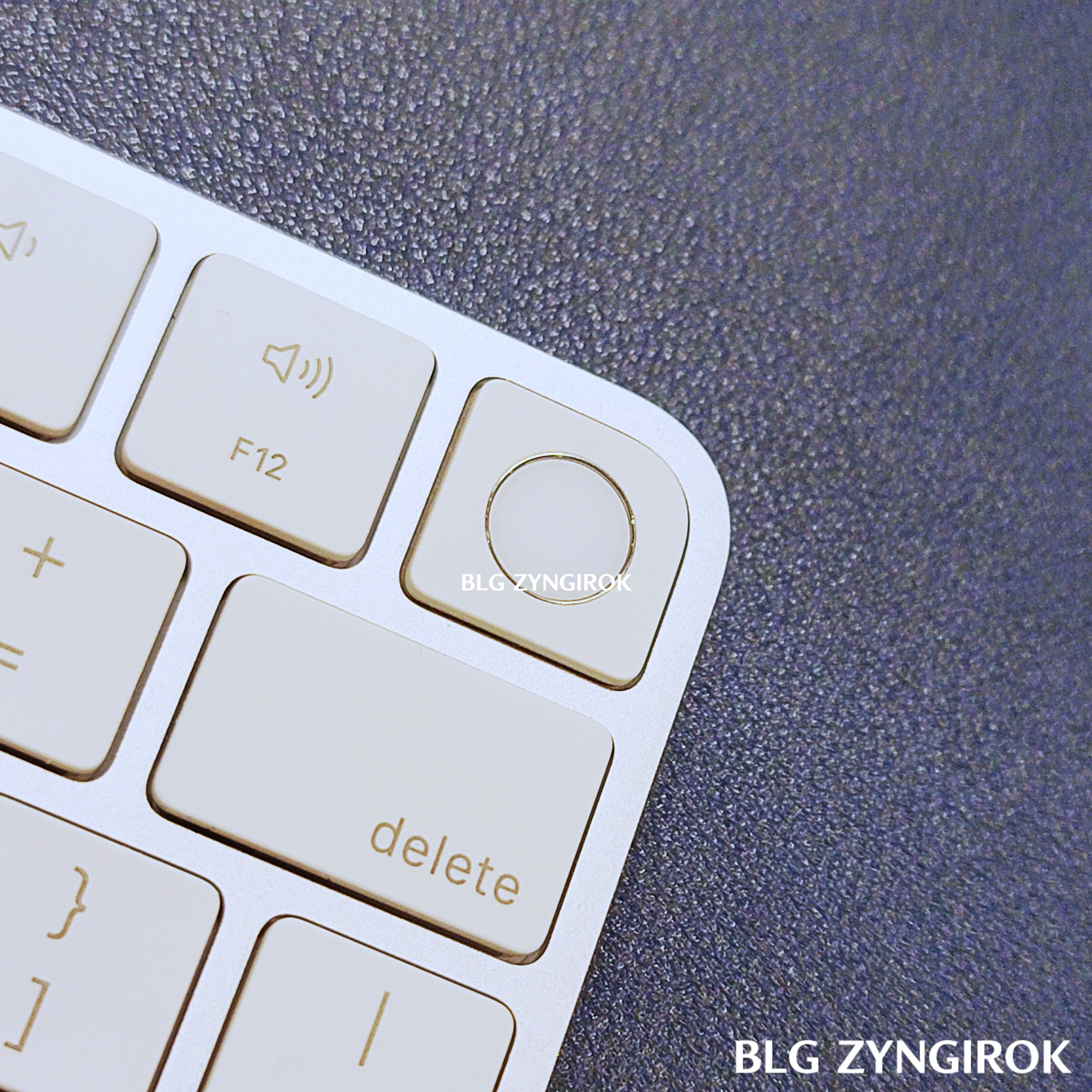 매직 키보드의 지문 인식 버튼 모습이다.