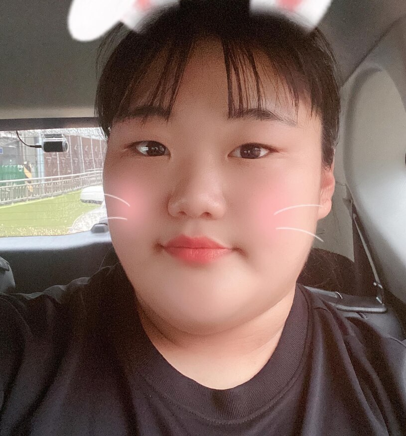 자동차에앉아있는-머리묶은여성의모습