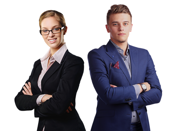 각각 정장을 입은 남자와 여자의 사진