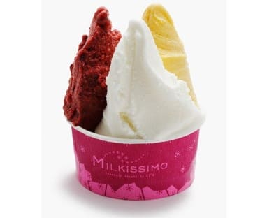 작은 종이 접시위에 아이스크림이 올라가 있다.