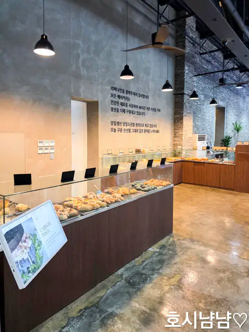 신선하게 진열된 리버나인 베이커리