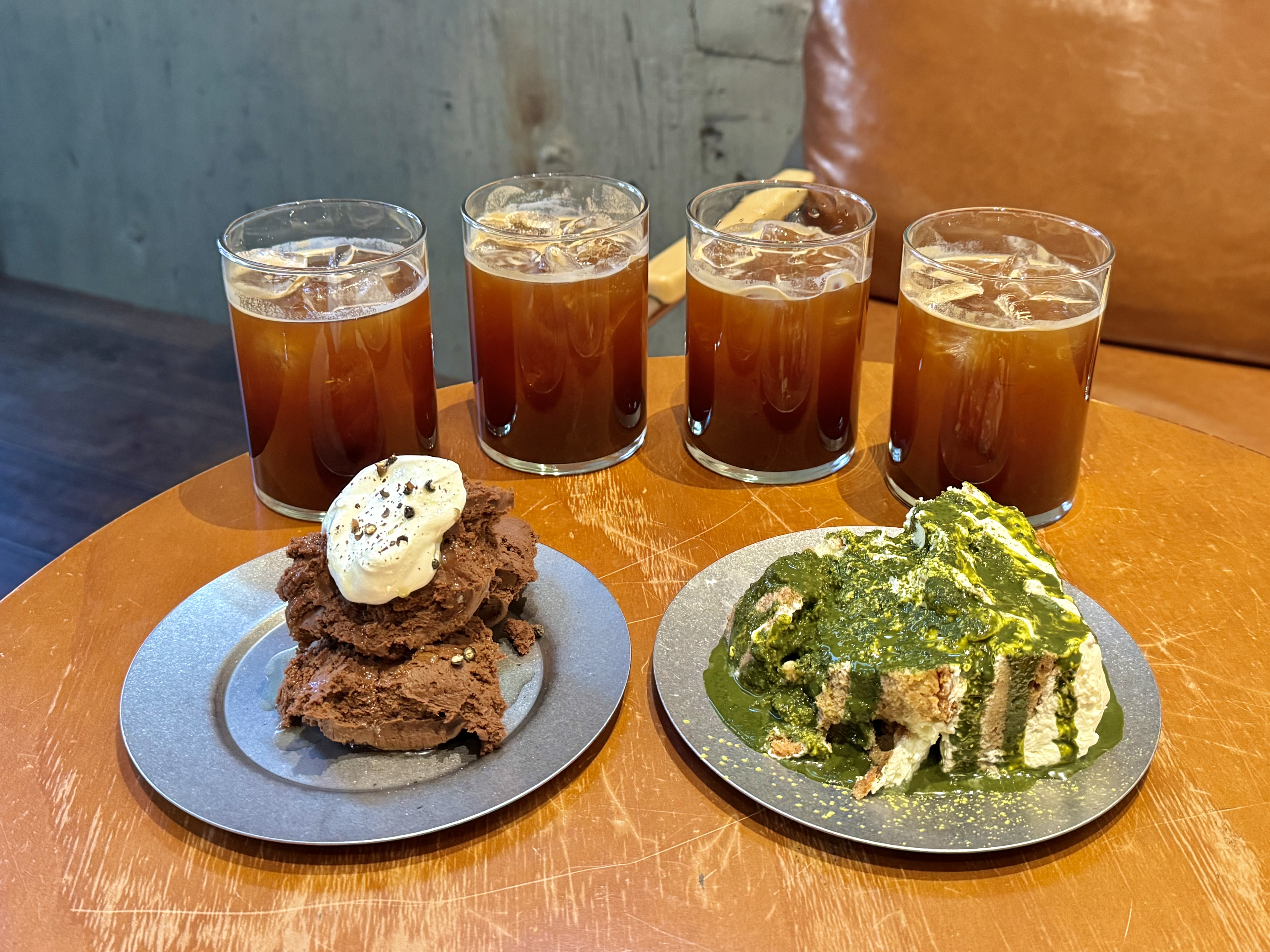 카페 흙의 아메리카노 4잔과 흙 크럼블, 말차 티라미수 이미지