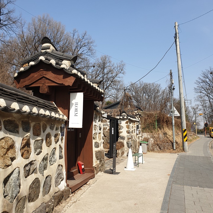은곡마을-세곡동에-있는-한옥-갤러리카페-에이치오름-입구-주변이-돌담으로-장식되어-있다.