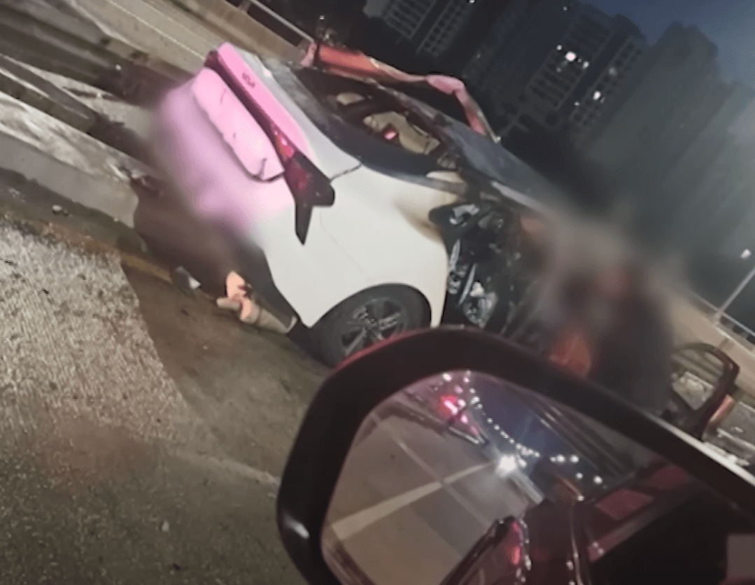 찌그러진 자동차