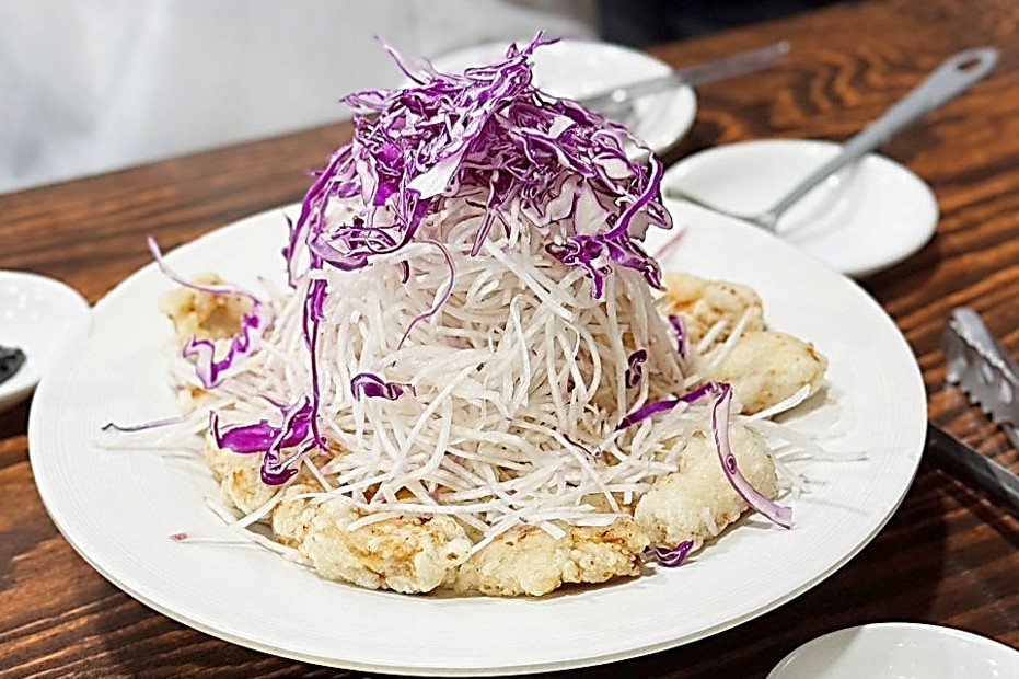 찹쌀 탕수육 위에 채썬 순무와 적양배추가 듬뿍 올려진 강화도 중국집 금문도의 강화 순무 탕수육