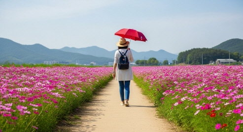 꽃길을 걷는 여행자의 여유로운 걸음