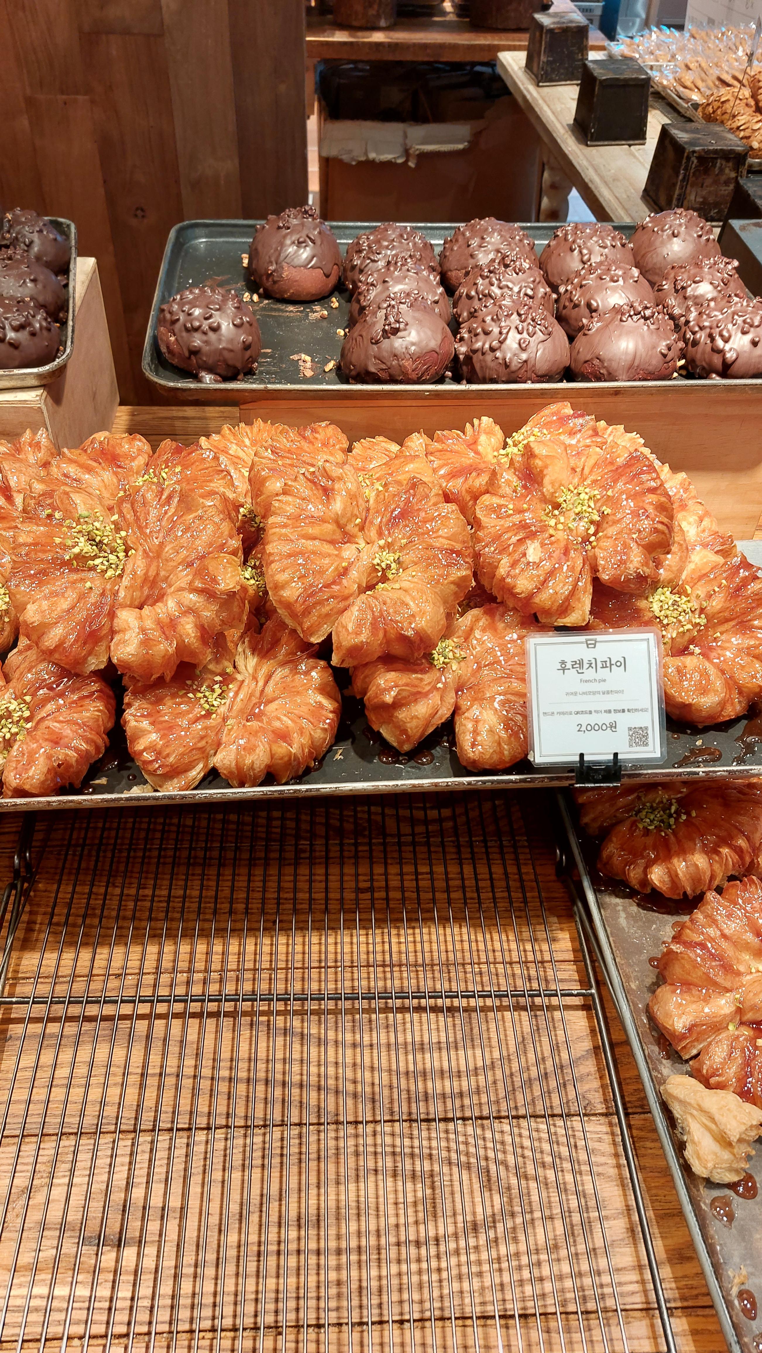 성심당 DCC점 60년이 된 성심당 후렌치파이... 나먹을려고 샀지만..애들이 다먹음 ㅜ.ㅜ;