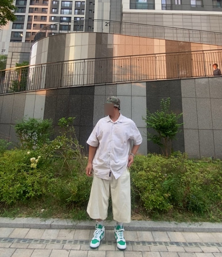 데일리룩('26. 7. 31.)엑스트라오디너리 카모 버킷햇 벙거지, 반스 케슬러 체커보드 우븐 반소매셔츠, 무신사스탠다드 버뮤다 데님팬츠, 나이키양말, 나이키 덩크하이 스타디움그린