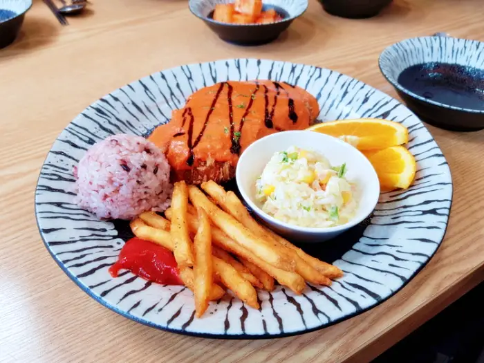 생방송오늘저녁 강릉 교동 옆집부자의 비밀노트 회 대신 돈까스가 들어간 돈까스 물회 맛집