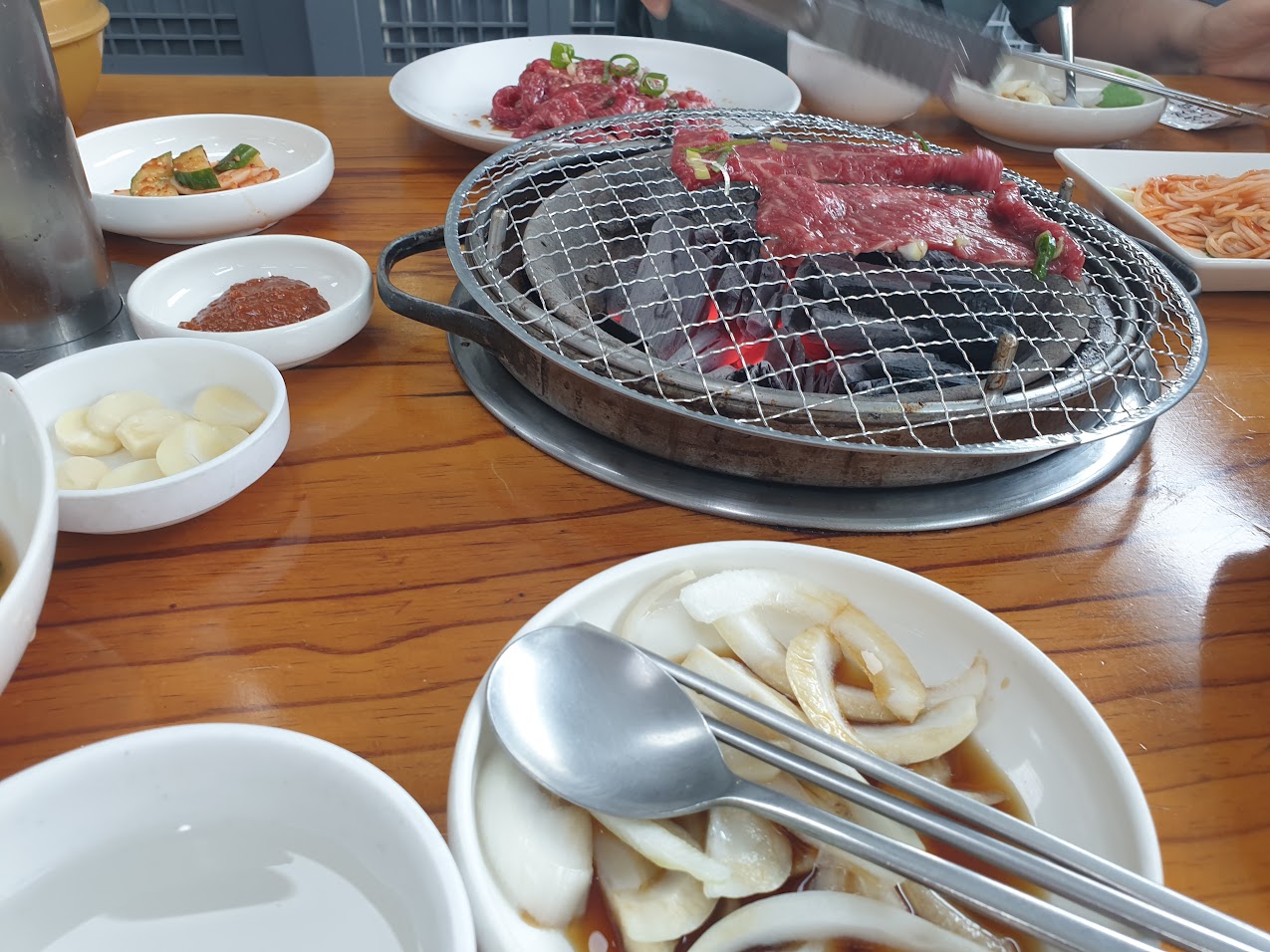 점심 특선. 고기 굽기.