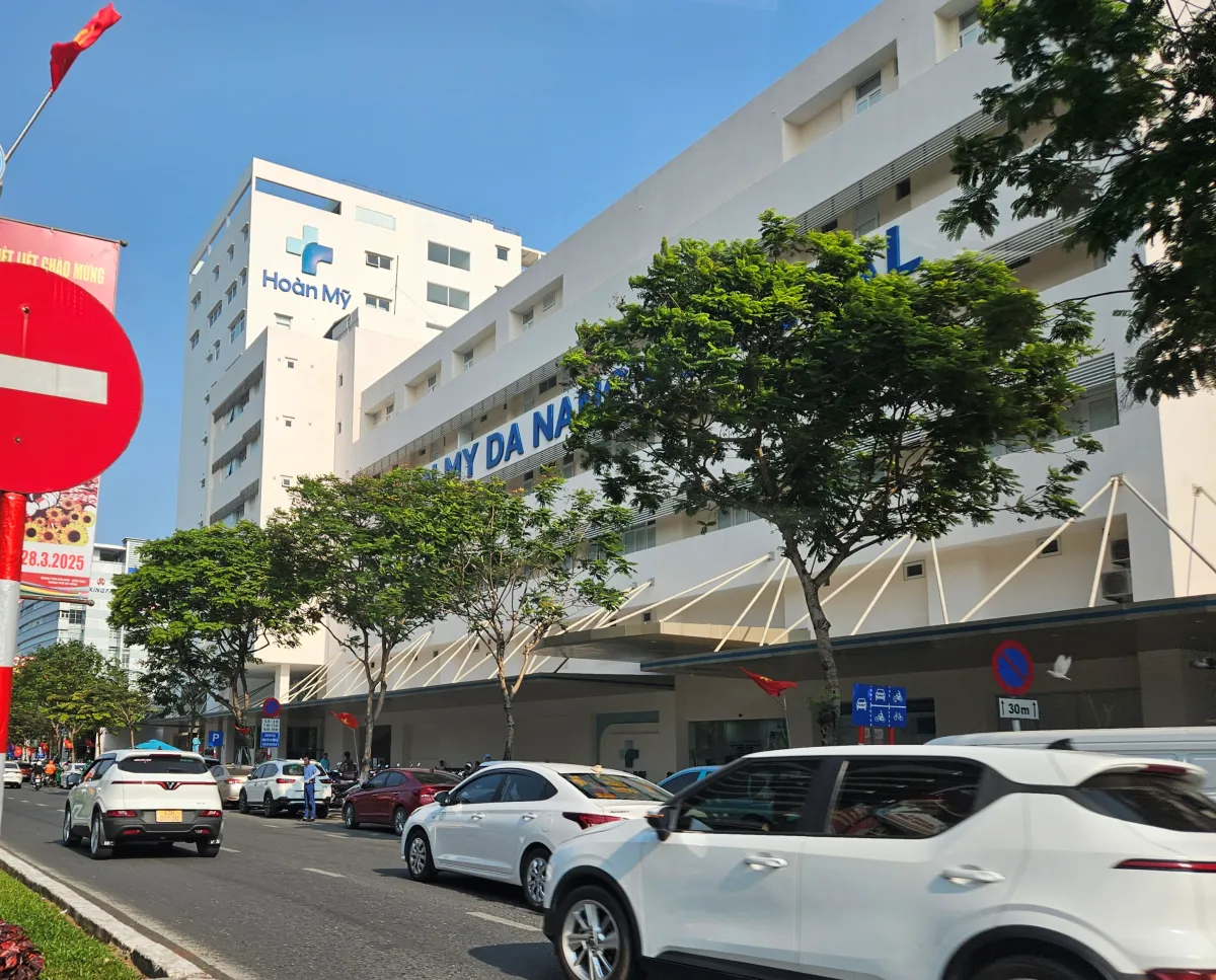 베트남-다낭-호안-마이-병원-입구앞-차량들