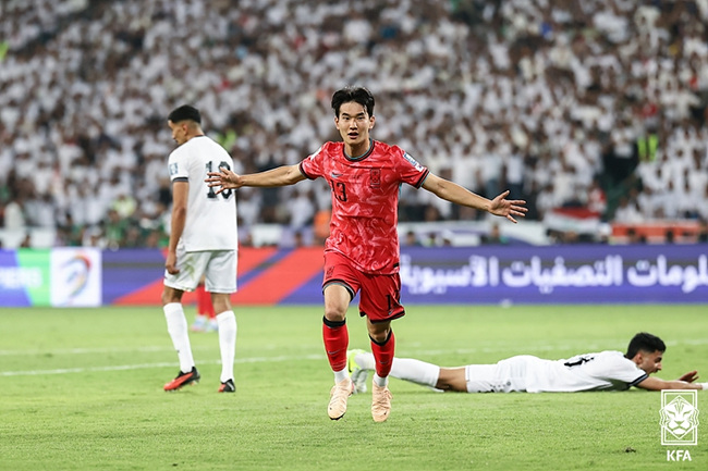 선제골을 넣고 세레머니하는 김진규 사진
