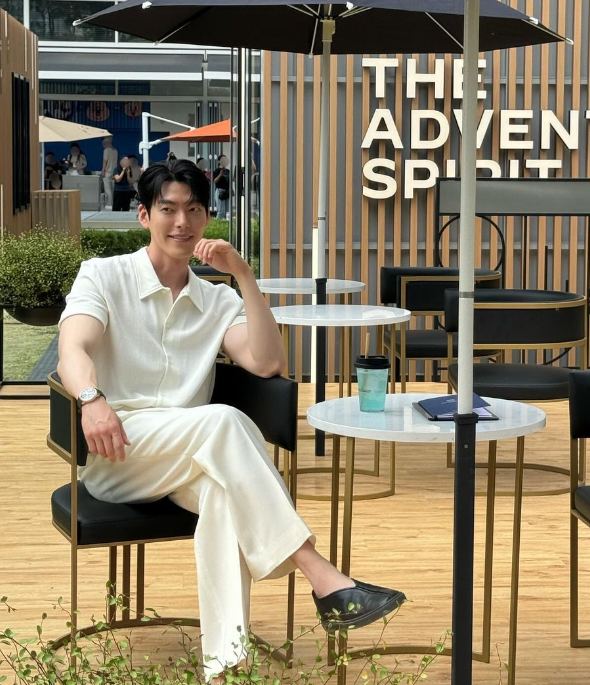 김우빈 프로필 작품활동 연애 신민아 결혼 투병 결별 드라마 영화 넥플릭스