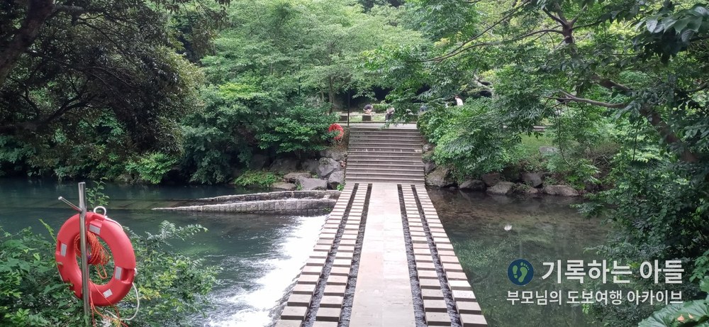 구명튜브가 걸린 돌 징검다리