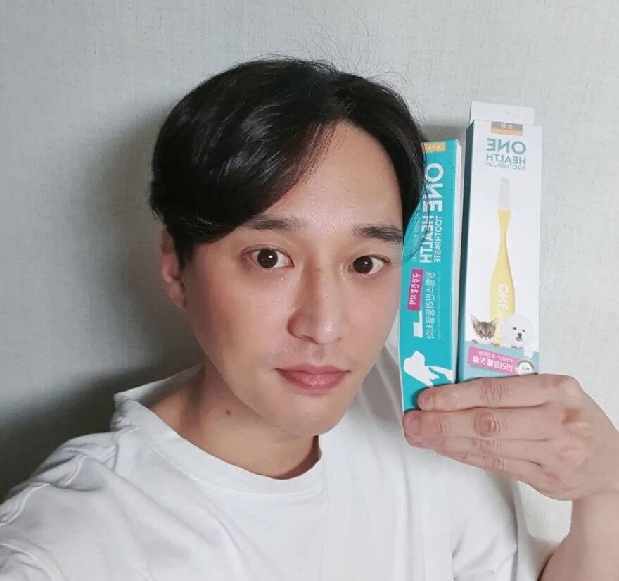 화이트티를입고있는-남성의모습