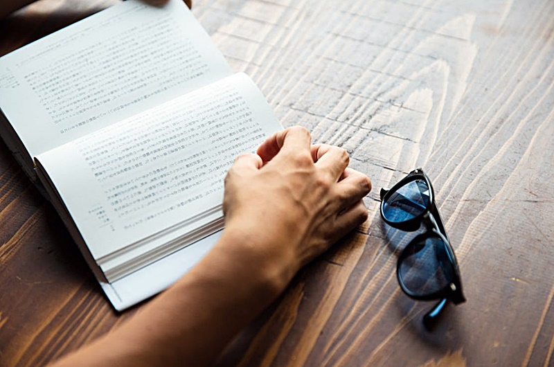 안경을-벗어두고-책을-읽는-모습