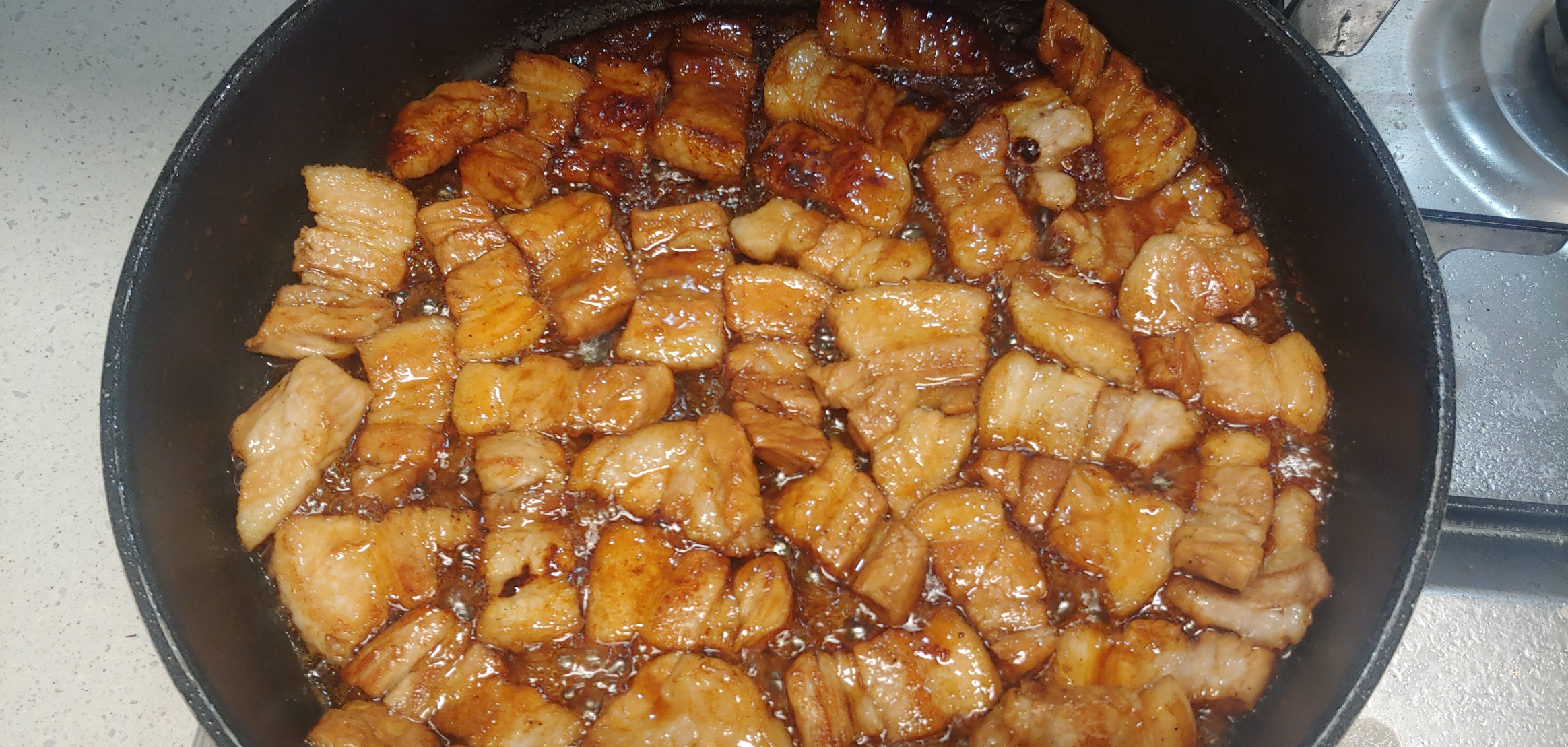 팬에 소스가 늘러붙어 고기랑 같이 살짝 타는 느낌으로 졸여줘야 합니다.