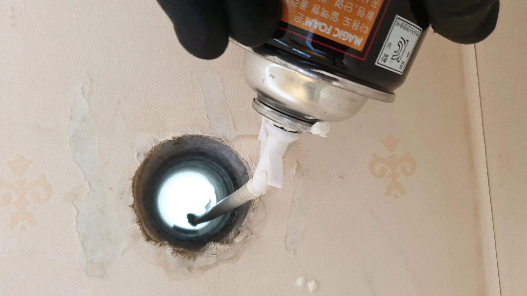 우레탄폼 분사하는 모습