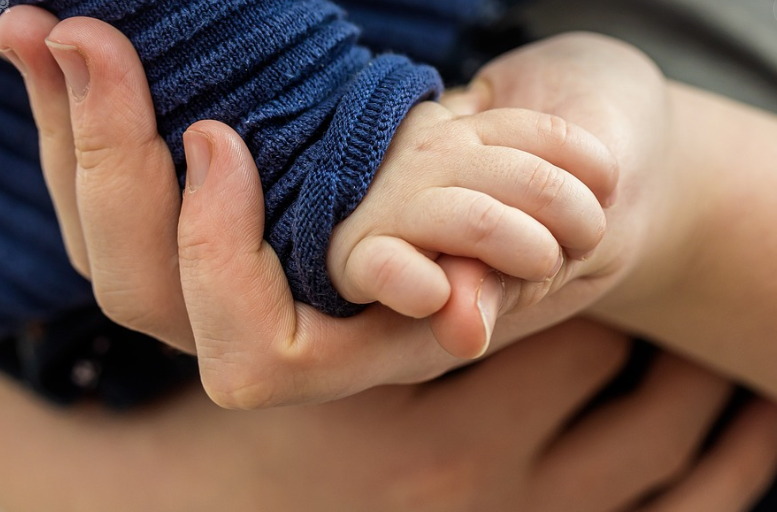 아기손을 잡은 엄마손