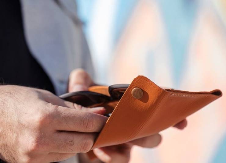 카드를 꺼내는 남자