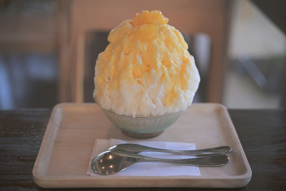 흑임자 토핑을 얹은 프리미엄 팥빙수