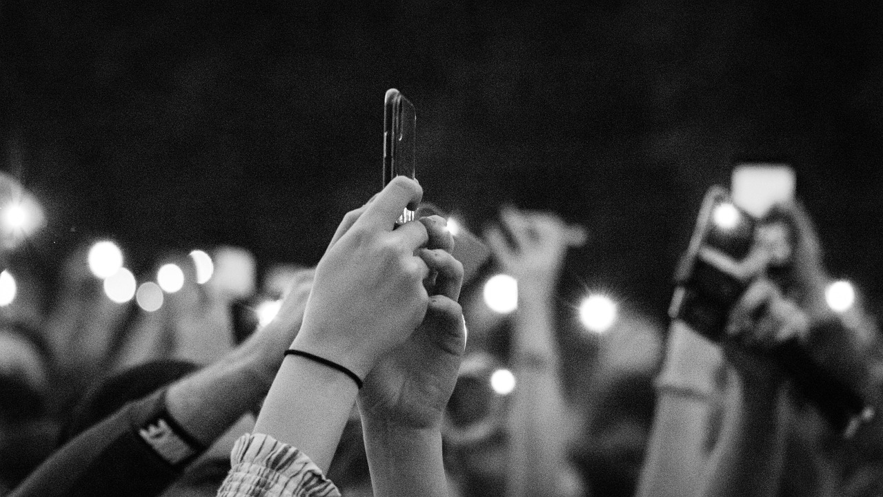 스마트폰을 든 손과 화면 관련 사진