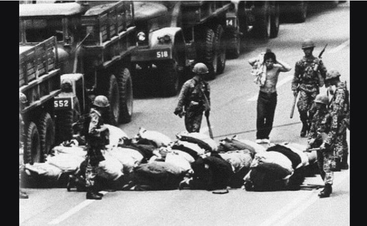 518 광주 민주화 운동 당시 군인들에게 억압받는 시민들의 사진입니다.