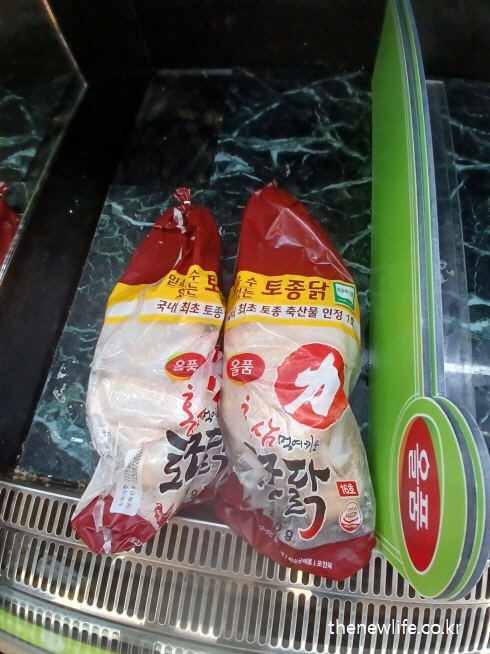 "단백질 부족 증상 예방을 위한 고단백 식품 닭가슴살 진열 모습