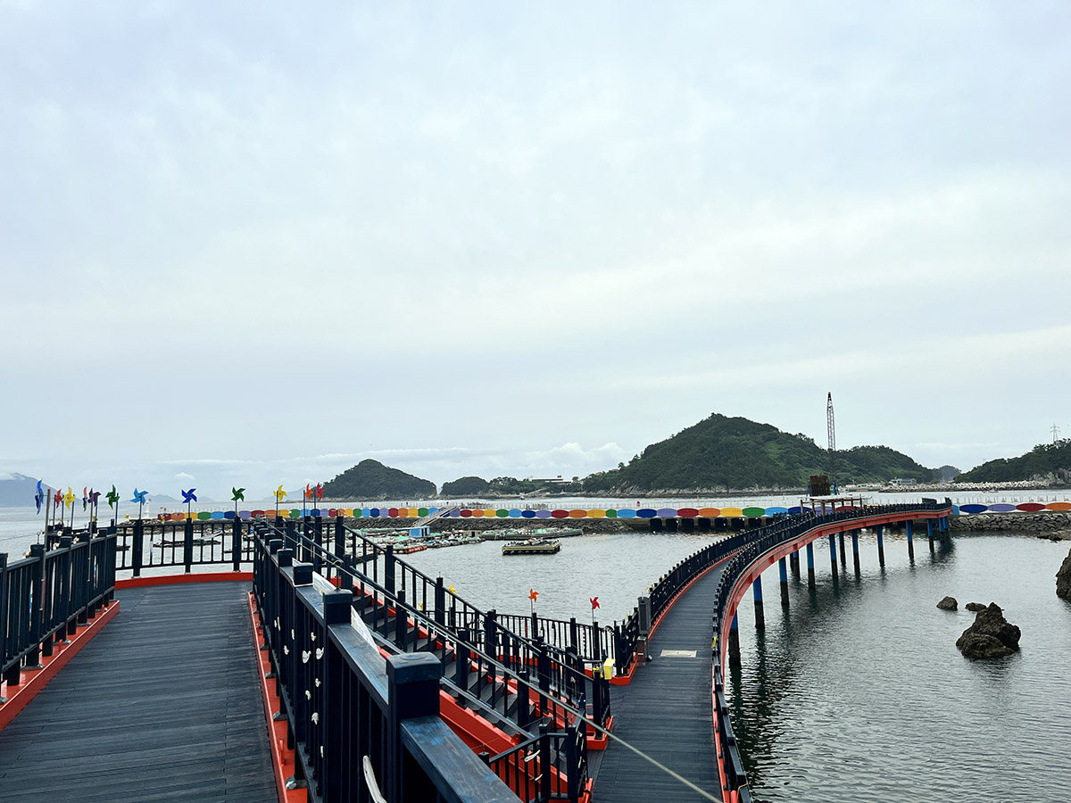 미조항 해상산책로.