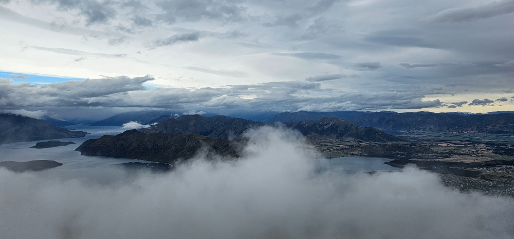 안개와 구름이 자욱한 로이스픽 정상 부근 모습