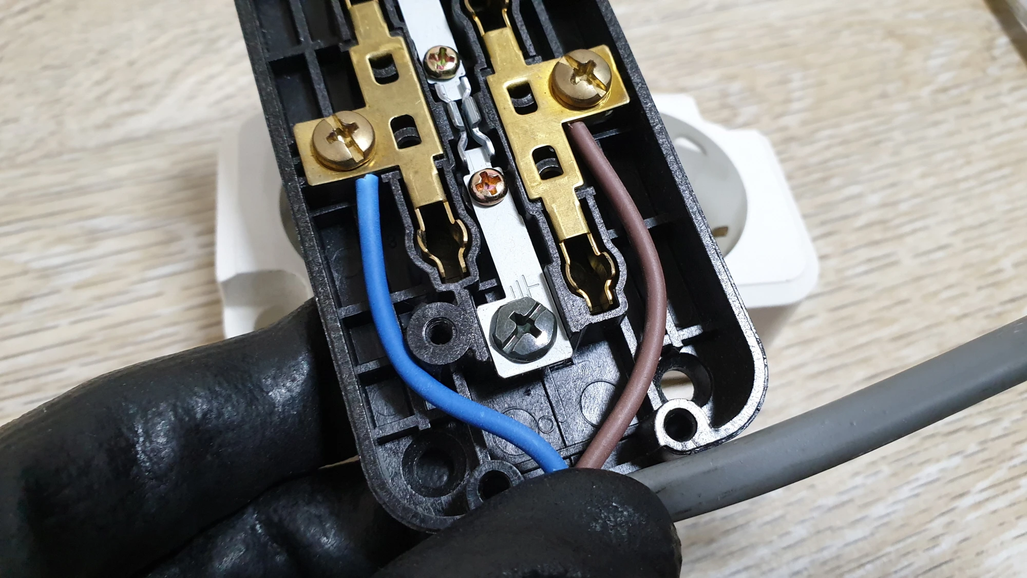 콘센트 전선 연결 모습