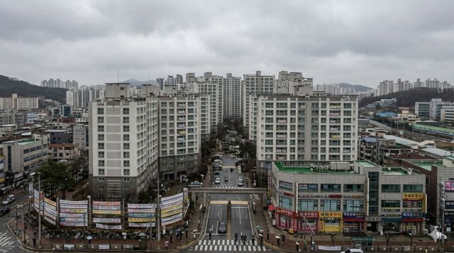 다주택자 급매 증가로 매물 늘어난 한국 아파트 단지 상황