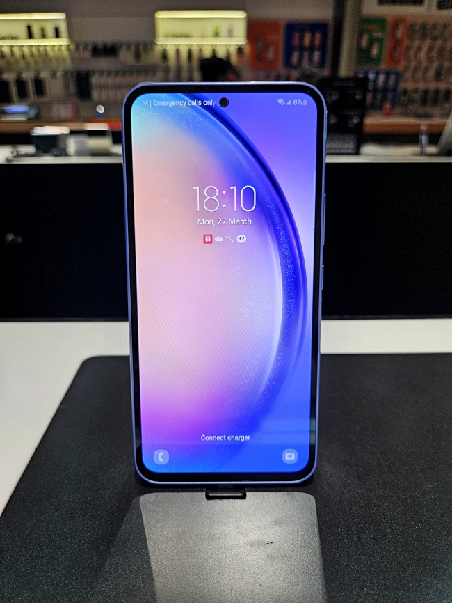 매장에 진열되어있는 삼성 갤럭시A54입니다.