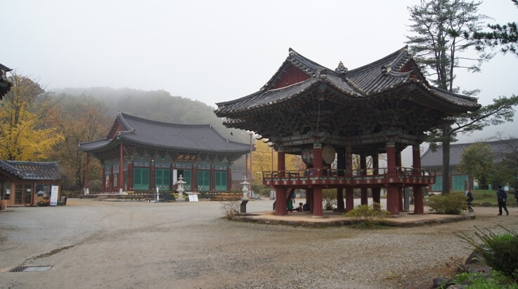 완주 송광사 : 북동으로는 산세가 연이어져 있고, 남서로는 황해 바다까지 평야로 연결된 승지 중의 승지