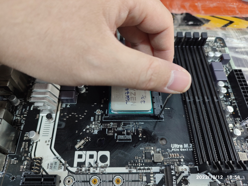 고장난 CPU를 가지고 소켓에 넣어서 동작 확인 중 1번