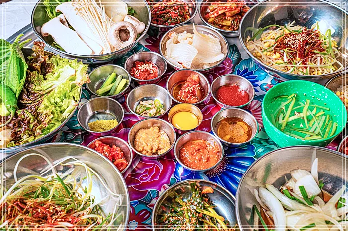 생방송 오늘저녁 수원 인계동 수십가지 반찬&#44; 레트로 옛날 학교 교실 분위기&#44; 냉동 삼겹살 맛집