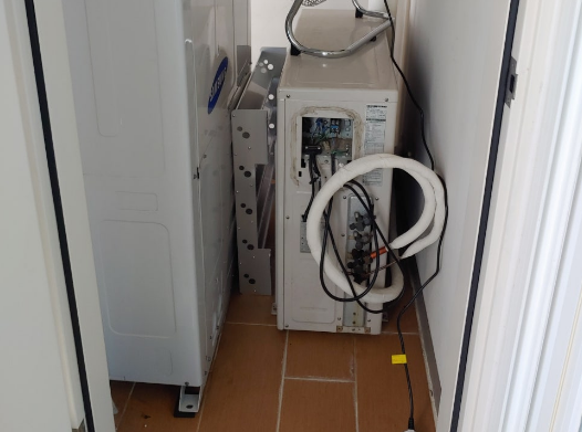 시스템 에어콘으로 공간협소, 실외기 환기 원활하지 않는 모습
시스템 에어콘으로 실외기실 공간협소, 실외기 환기 원활하지 않는 모습